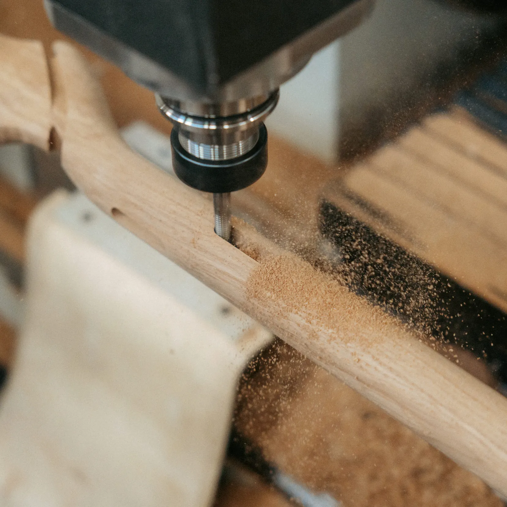 Frezarka CNC obrabiająca drewniany element mebla